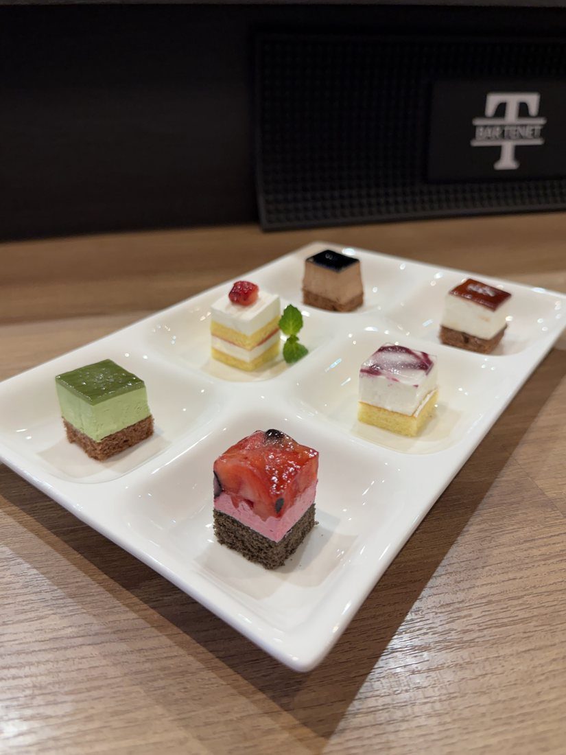 Cafe TENET のミニケーキ